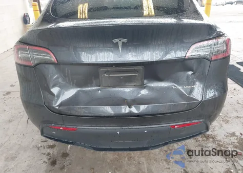 2024 Tesla Model Y Long Range Dual Motor All-Wheel Drive z USA, uszkodzony, nr VIN 7SAYGDEE5RF074414